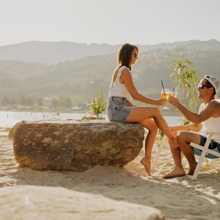 Bild enthält, Adult, Female, Person, Woman, Male, Man, Shorts, Glasses, Romantic, Hat