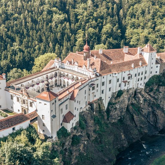 Bild enthält, Architecture, Building, Outdoors, Plant, Vegetation, Land, Nature, Tree, Woodland, Housing