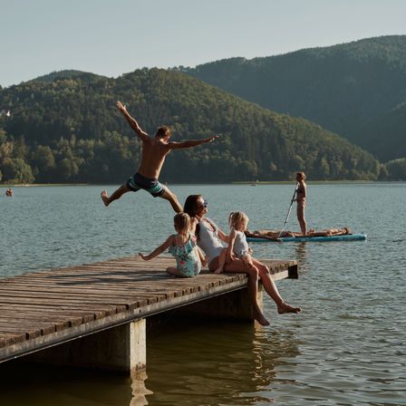 Bild enthält, Water, Waterfront, Port, Pier, Person, Child, Female, Girl, Scenery, Woman