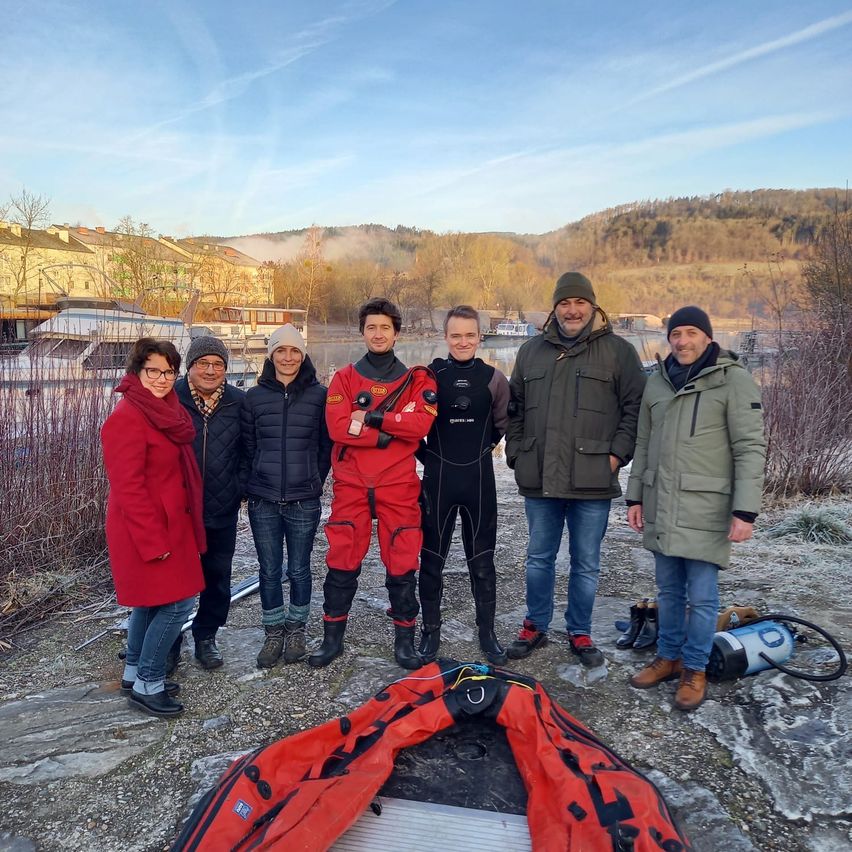 Bild enthält, Pants, Coat, Jacket, Photography, Portrait, Lifejacket, Jeans, Outdoors, Soil, Nature