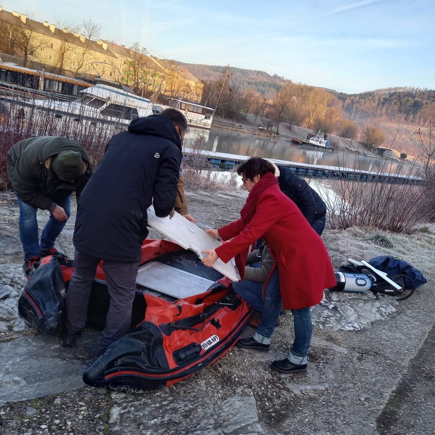 Bild enthält, Outdoors, Coat, Pants, Nature, Person, Adult, Male, Man, Jacket, Water