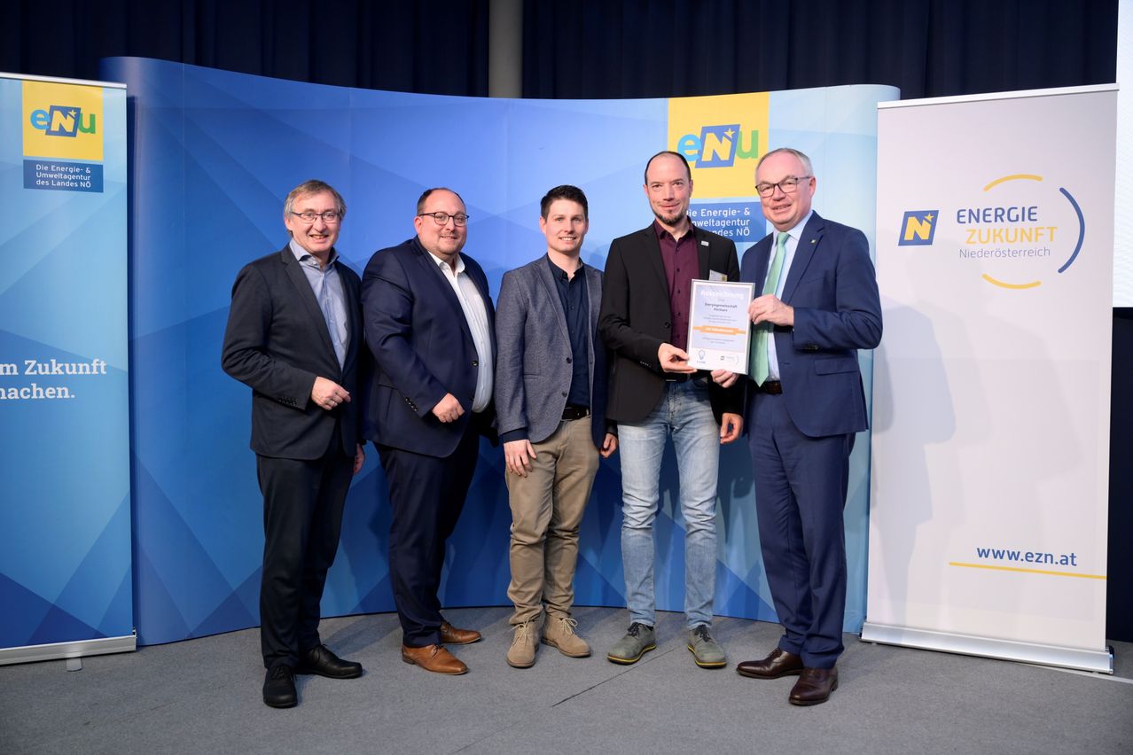 Bild enthält, Groupshot, Person, Adult, Male, Man, Jeans, Suit, Coat, Shoe, Tie