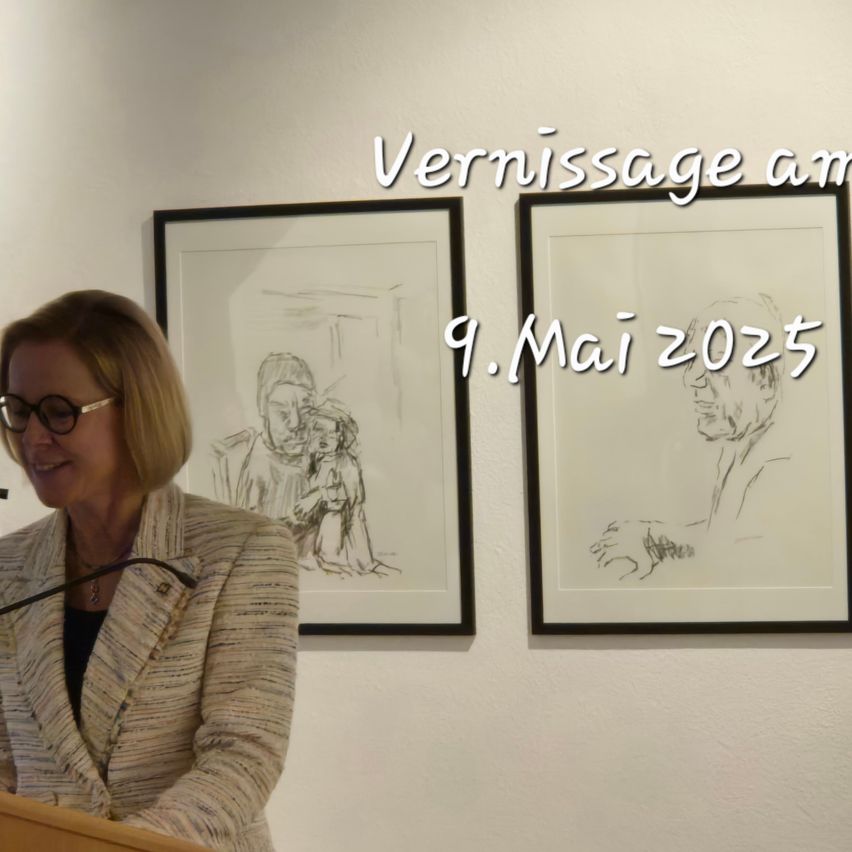 Eine Frau steht lächelnd an einem Podium. Hinter ihr hängen zwei gerahmte Zeichnungen an einer weißen Wand. Die Zeichnung links zeigt ein Paar, während die Zeichnung rechts einen Mann darstellt. Der Text lautet 'Vernissage am 9. Mai 2025.'