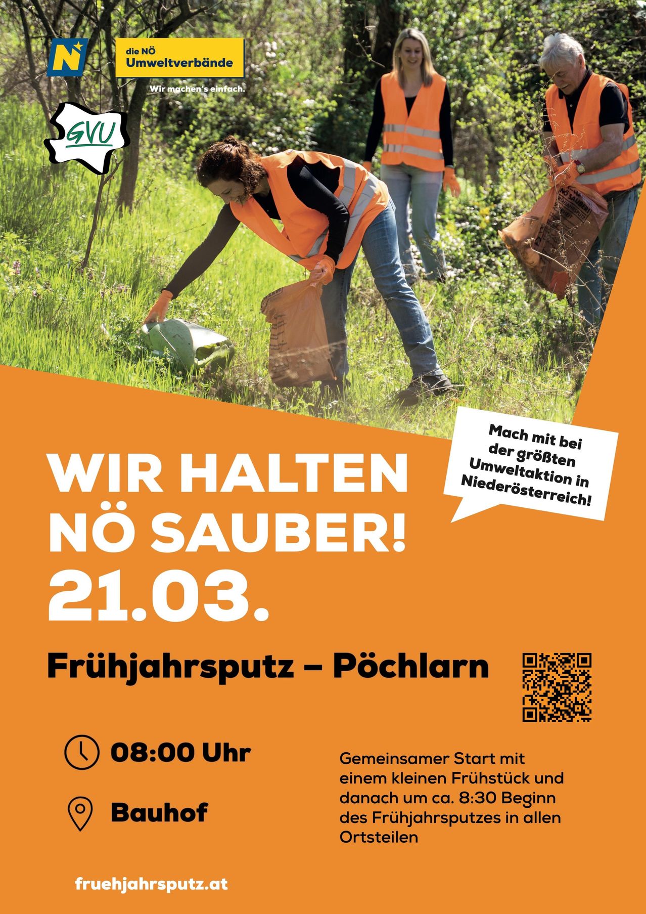 Plakat mit Menschen, die Müll auf einer Wiese aufräumen. Es steht 'Wir halten es sauber! 21.03. Frühjahrsputz in Pöchlarn.' Die Zeit ist 08:00 Uhr. Ein QR-Code ist vorhanden.