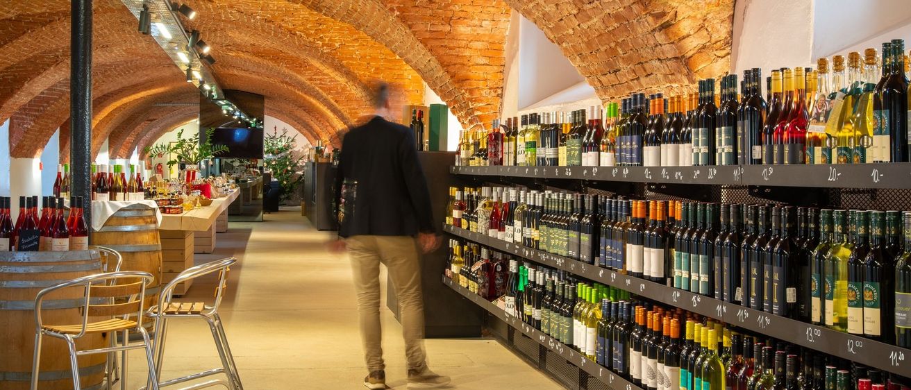 Bild enthält, Adult, Male, Man, Person, Shoe, Alcohol, Beverage, Liquor, Wine, Coat