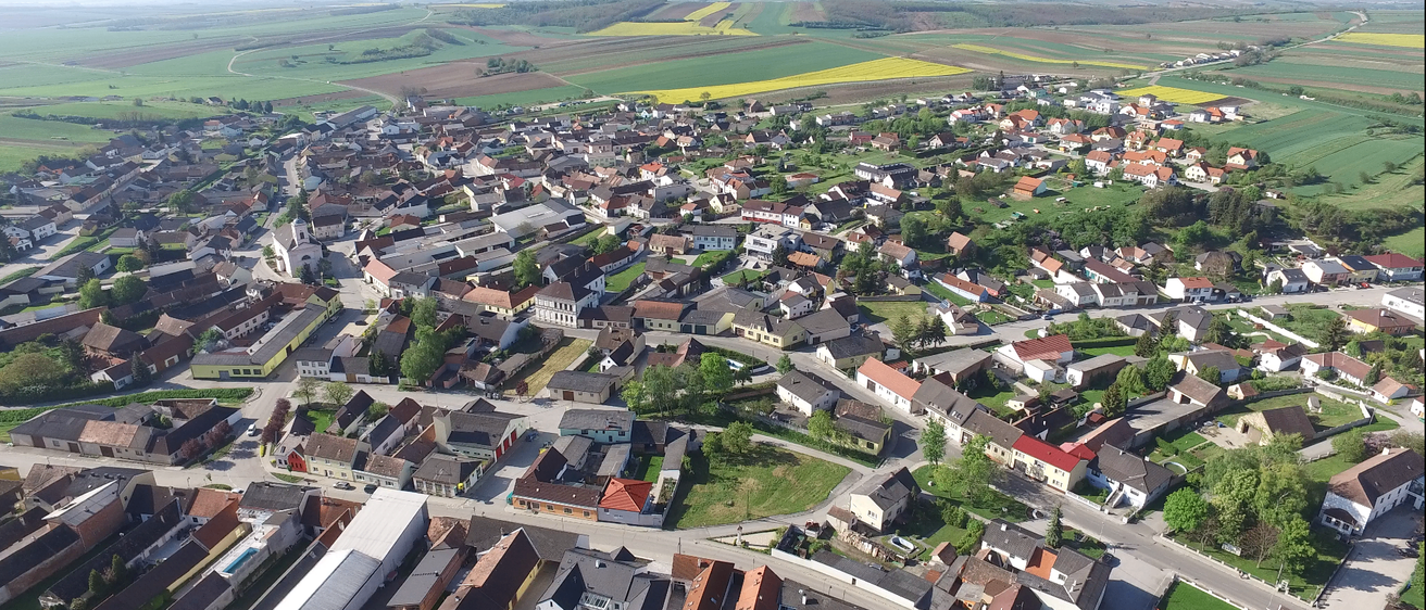 Bild enthält, Neighborhood, Architecture, Building, Outdoors, Suburb, Cityscape, Urban, Nature, Aerial View