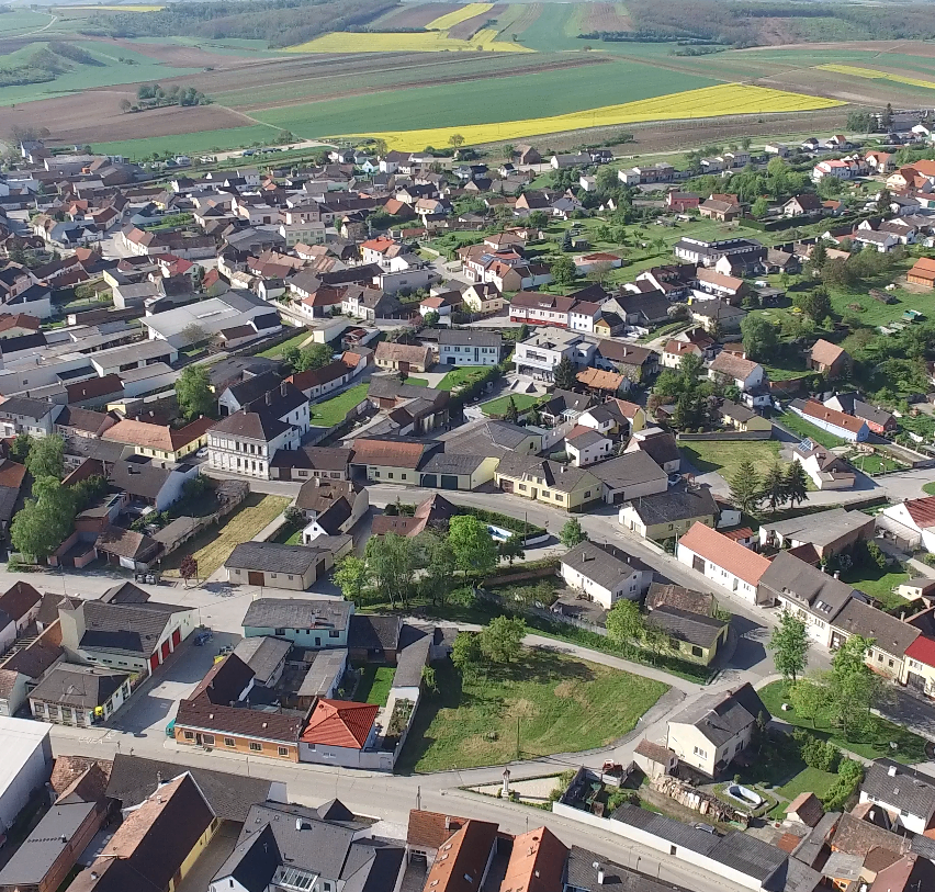Bild enthält, Neighborhood, Architecture, Building, Outdoors, Suburb, Cityscape, Urban, Nature, Aerial View