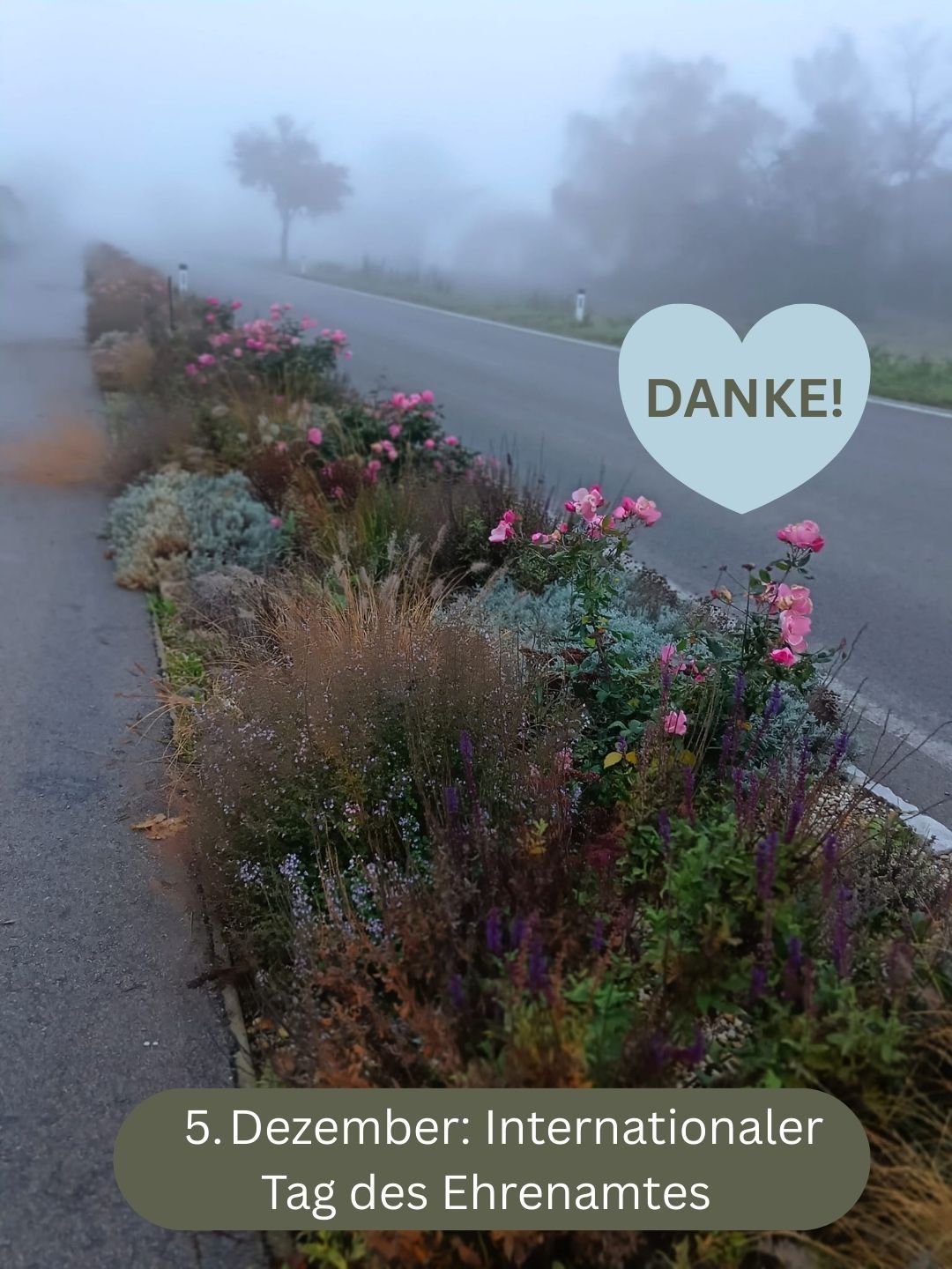Eine neblige Straße mit einer Vielzahl von Blumen am Straßenrand. Ein Herzform mit 'DANKE!' darin geschrieben.