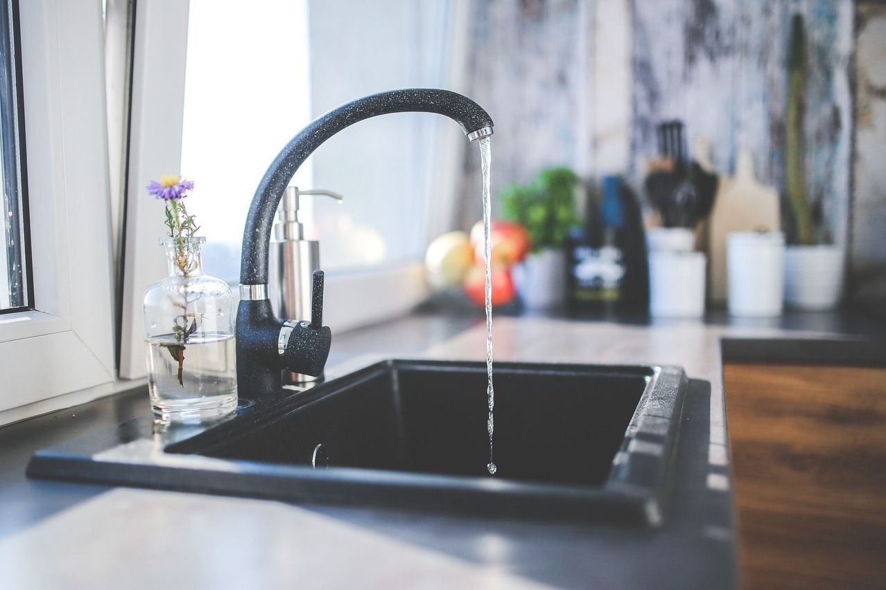 Wasserhahn in der Küche der voll aufgedreht ist.