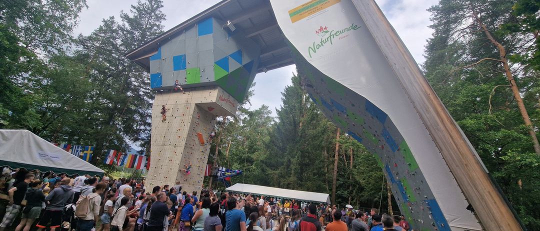 Bild enthält, Plant, Tree, Person, Building, Outdoors, Shelter, Concert, Crowd, People, Park