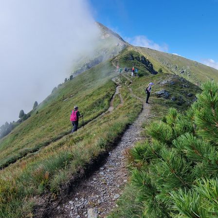 Bild enthält, Hiking, Nature, Outdoors, Person, Gravel, Road, Slope, Peak, Wilderness, Countryside