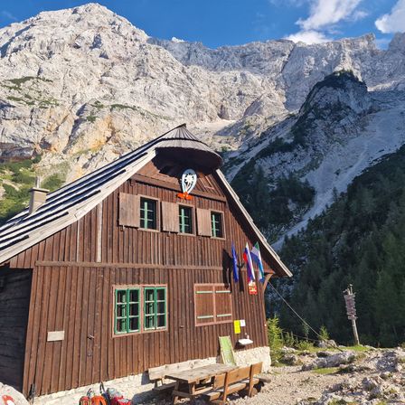 Bild enthält, Building, Outdoors, Shelter, Countryside, Hut, Nature, Rural, Housing, Peak, House