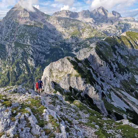 Bild enthält, Hiking, Leisure Activities, Nature, Outdoors, Person, Mountain, Mountain Range, Peak, Slope, Wilderness