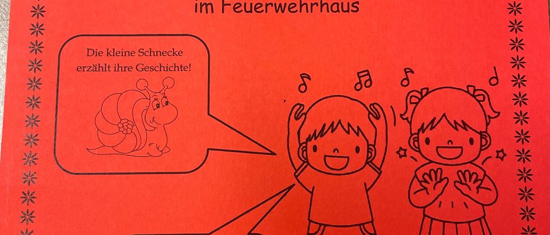 Ein Plakat lädt zum Schulfest der Grundschule Kalkgruben am 15. Juni 2025 um 15:00 Uhr im Feuerwehrhaus ein. Es zeigt zwei Kinder, eines klatscht und das andere singt, mit einer Schnecke, die eine Geschichte erzählt.