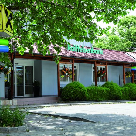 Bild enthält, Path, Walkway, Neighborhood, Car, City, Flagstone, Wheel, Hotel, Tree, Sidewalk