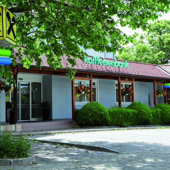 Bild enthält, Path, Walkway, Neighborhood, Car, City, Flagstone, Wheel, Hotel, Tree, Sidewalk