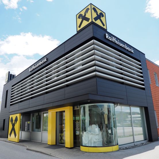 Bild enthält, Architecture, Building, Office Building, Indoors, Interior Design, Car, Car Dealership, Transportation, Vehicle, Door