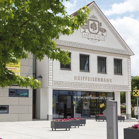 Bild enthält, Building, City, Office Building, Bench, Urban, Plant, Potted Plant, Neighborhood, Shop, Tree