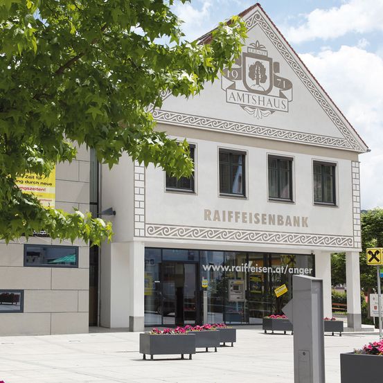 Bild enthält, Building, City, Office Building, Bench, Urban, Plant, Potted Plant, Neighborhood, Shop, Tree