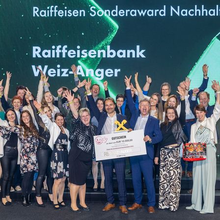 Bild enthält, Adult, Female, Person, Woman, Groupshot, Male, Man, Skirt, Head, Face