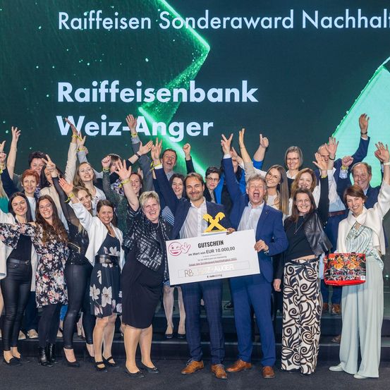 Bild enthält, Adult, Female, Person, Woman, Groupshot, Male, Man, Skirt, Head, Face