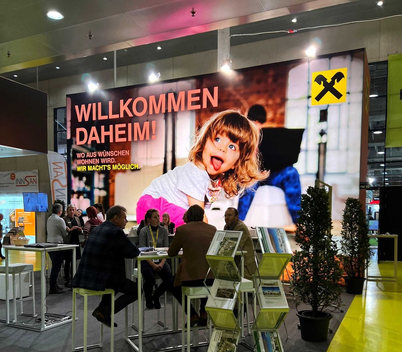 Bild enthält, Indoors, Restaurant, Adult, Female, Person, Woman, Male, Man, Cafeteria, Child