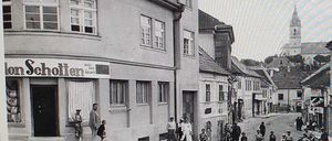 Bild enthält, City, Road, Street, Urban, Neighborhood, Monastery, Person, People, Downtown, Path