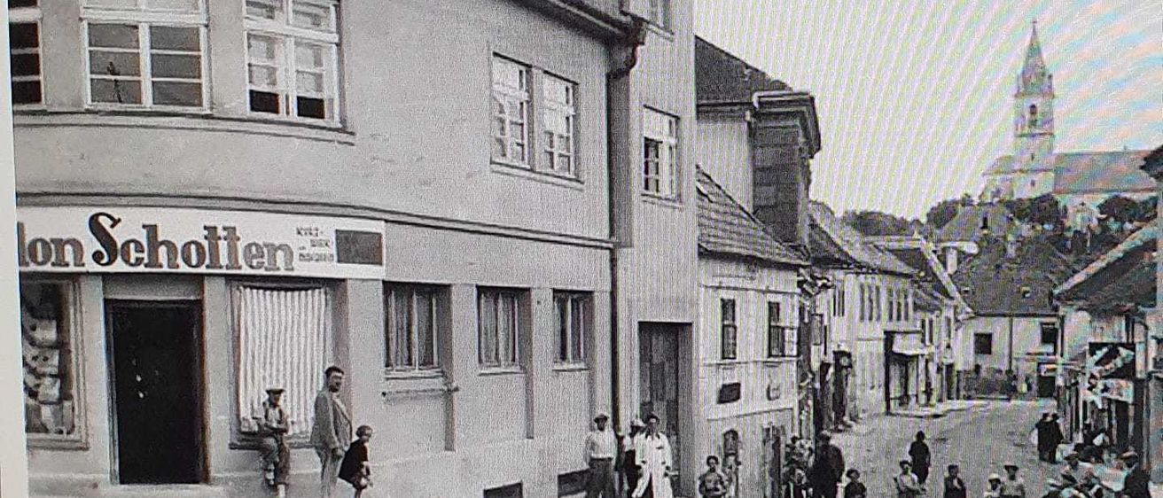 Bild enthält, City, Road, Street, Urban, Neighborhood, Monastery, Person, People, Downtown, Path