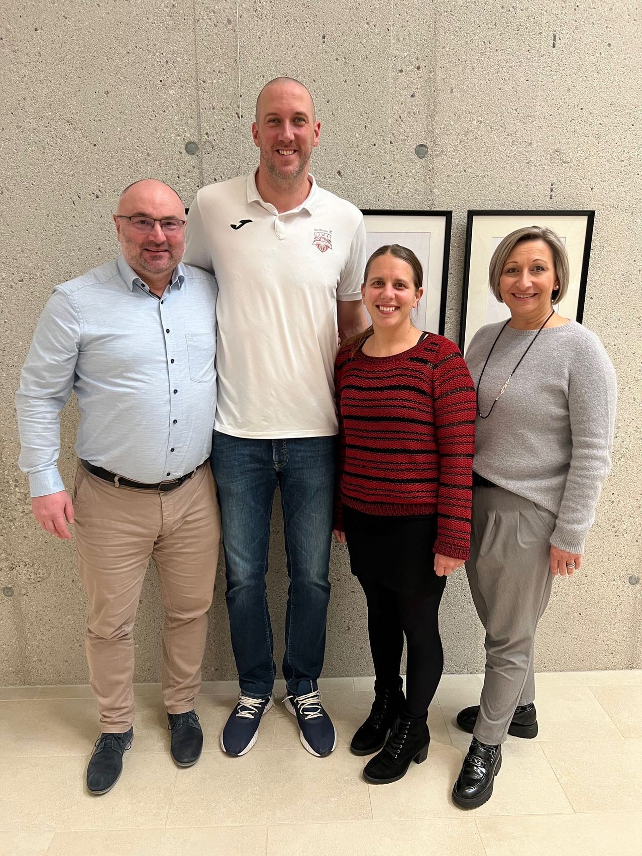 Bild enthält, Groupshot, Person, People, Pants, Adult, Male, Man, Belt, Glasses, Sweater