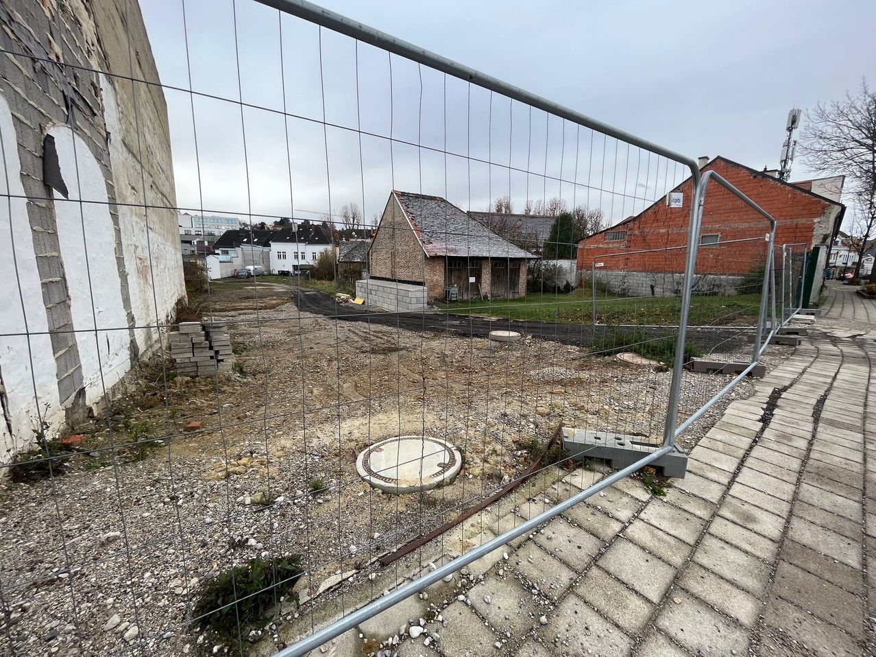 Bild enthält, Outdoors, Nature, Shelter, Backyard, Yard, Countryside, Rural, Housing, Village, Car