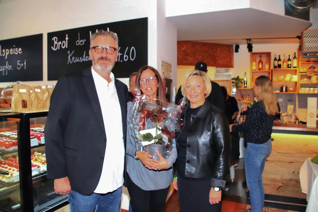 Bild enthält, Coat, Jacket, Pants, Blazer, Adult, Female, Person, Woman, People, Jeans