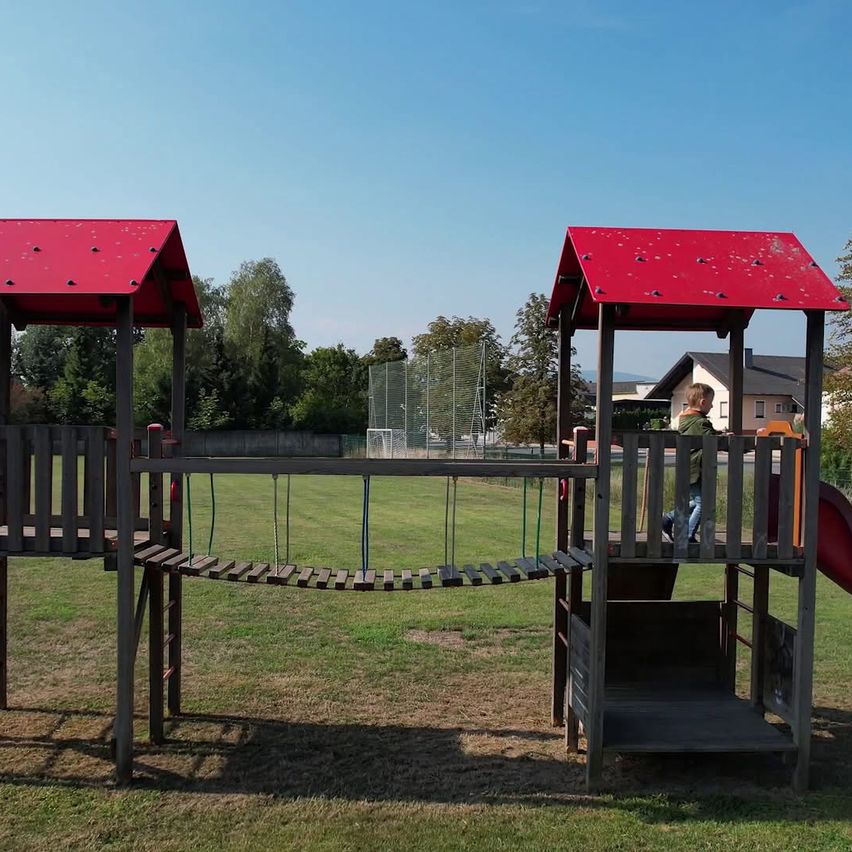 Bild enthält, Outdoor Play Area, Outdoors, Play Area, Grass, Plant, Clothing, Footwear, Shoe, Person