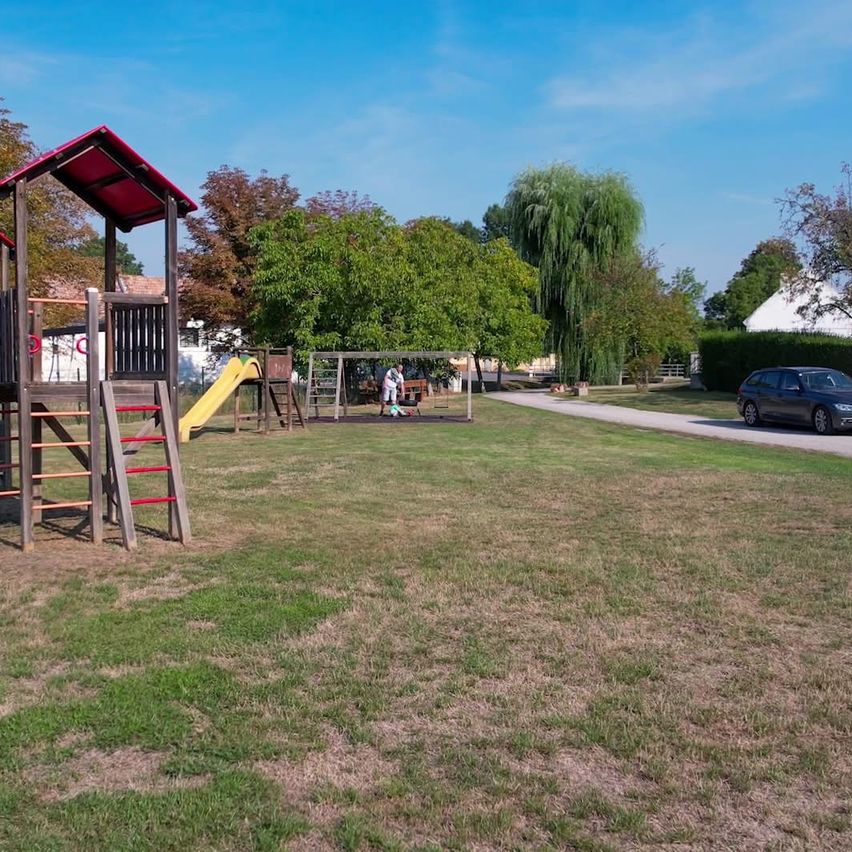 Bild enthält, Grass, Plant, Outdoors, Park, Outdoor Play Area, Play Area, Person, Car, Vehicle, Wheel