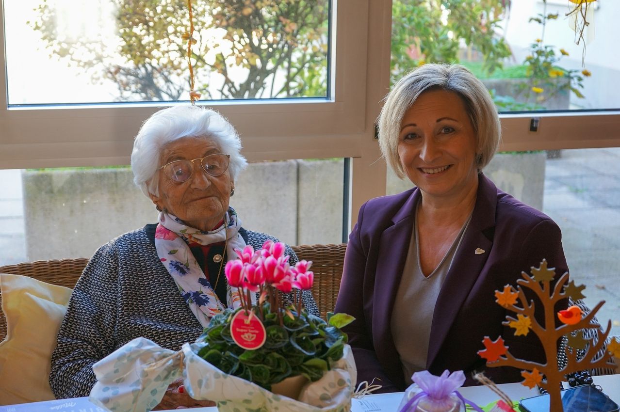 Bild enthält, Flower, Flower Arrangement, Flower Bouquet, Adult, Female, Person, Woman, Ikebana, Couch, Face