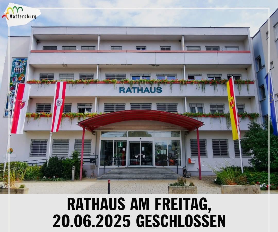 Ein Foto des Rathausgebaudes mit Flaggen davor. Es ist am 20.06.2025 geschlossen.