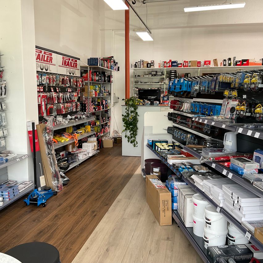 Bild enthält, Indoors, Shop, Building, Grocery Store, Market, Supermarket, Checkout Counter, Box, Manufacturing, Workshop