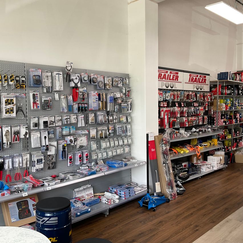 Bild enthält, Indoors, Armory, Building, Shop, Factory, Market, Manufacturing, Workshop, Grocery Store, Supermarket