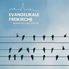 Ein Bild von mehreren Vögeln, die auf Stromleitungen sitzen, mit einem blauen Himmel und Wolken im Hintergrund. Der Text oben lautet 'Evangelikale Freikirche Waidhofen/Thaya.'