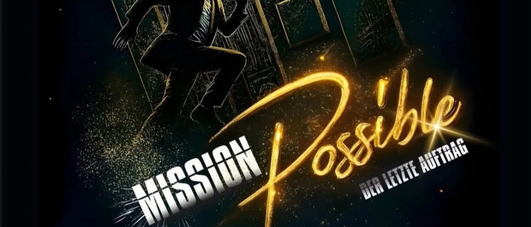 Ein Poster zeigt einen Mann in Anzug, der über ein VIP-Schild springt. Die Worte 'Mission Possible' sind in Gold geschrieben. Es ist für die letzte Mission in St. Peter am Ottersbach.