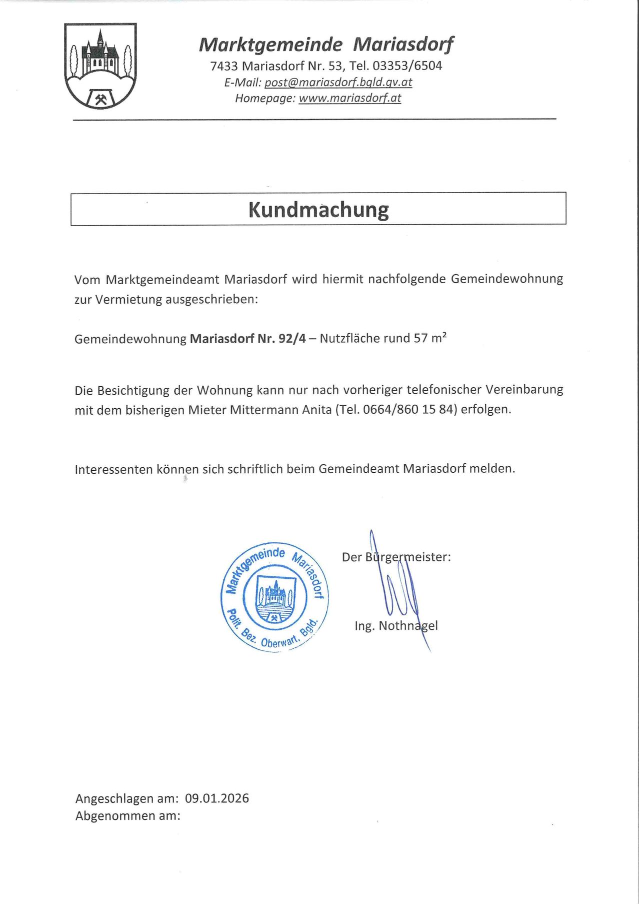 Eine Kundmachung vom Marktgemeindeamt Mariasdorf bewirbt eine Gemeindewohnung zur Vermietung. Die Wohnung, Mariasdorf Nr. 92/4, hat eine Nutzfläche von etwa 57 m². Die Besichtigung der Wohnung ist nur nach vorheriger telefonischer Vereinbarung mit dem derzeitigen Mieter Mittemann Anita (Tel. 0664/860 15 84) möglich. Interessenten können sich schriftlich beim Marktgemeindeamt Mariasdorf melden. Das Dokument ist vom Bürgermeister, Ing. Nothnagel, unterzeichnet.