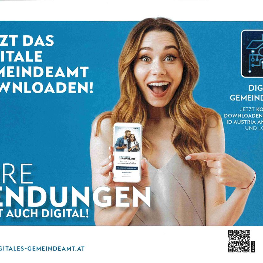 Eine Frau hält ein Smartphone mit überraschtem Gesichtsausdruck und zeigt auf den Bildschirm. Der Text lautet 'Jetzt auch digital!' und enthält einen QR-Code. Der Hintergrund ist blau mit Text, der digitale Gemeindeamt-Downloads bewirbt.