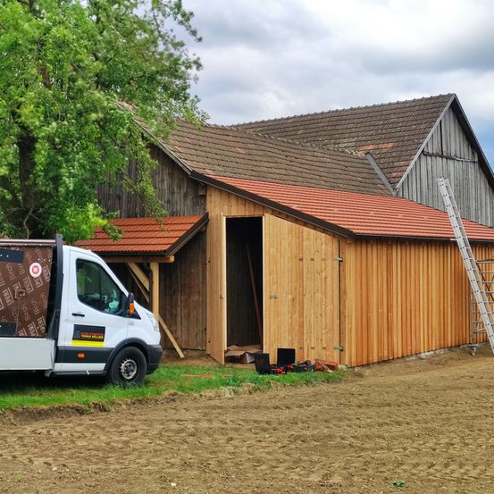 Bild enthält, Outdoors, Shelter, Nature, Housing, Countryside, Hut, Rural, Car, House, Roof