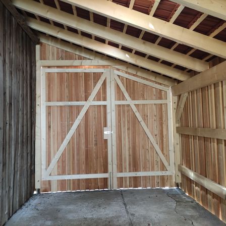 Bild enthält, Indoors, Interior Design, Wood, Gate, Architecture, Building, Housing, Plywood, Outdoors, Nature