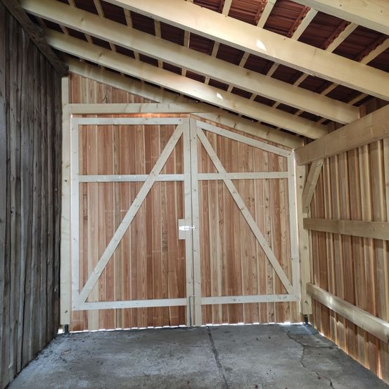 Bild enthält, Indoors, Interior Design, Wood, Gate, Architecture, Building, Housing, Plywood, Outdoors, Nature