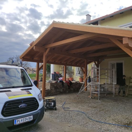 Bild enthält, House, Housing, Porch, Patio, Pergola, Car, Person, Wood, Wheel, Shelter