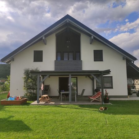 Bild enthält, Grass, Lawn, Building, Outdoors, Shelter, Housing, Wheel, Interior Design, House, Cottage