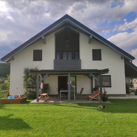 Bild enthält, Grass, Lawn, Building, Outdoors, Shelter, Housing, Wheel, Interior Design, House, Cottage