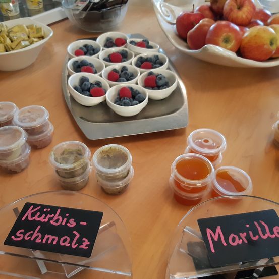 Bild enthält, Brunch, Food, Fruit, Plant, Produce, Meal, Plate, Apple, Berry, Blueberry