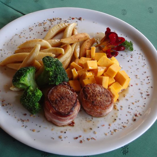 Bild enthält, Food, Food Presentation, Dish, Meal, Platter, Plate, Lunch