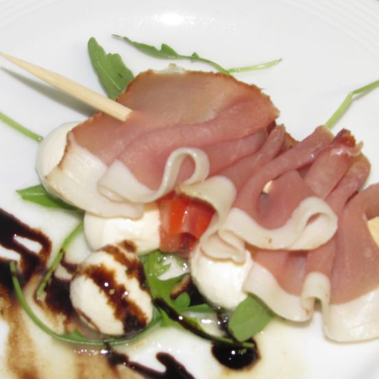 Bild enthält, Food, Food Presentation, Meal, Cream, Dessert, Ice Cream, Dish, Meat, Pork